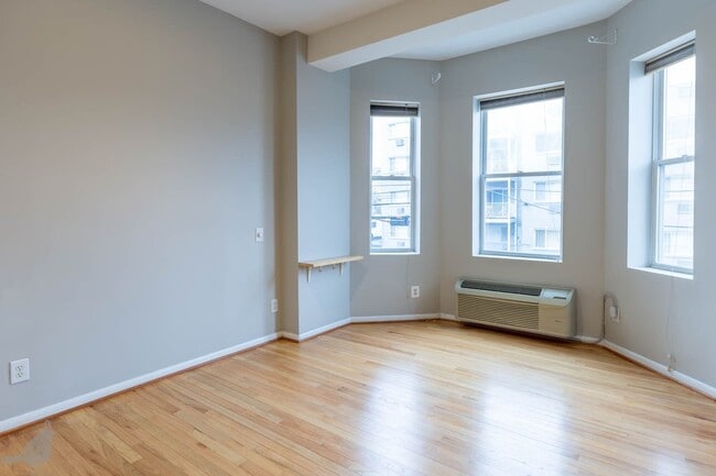 Building Photo - Spacious Two Bedroom Off 14th St. Corridor!