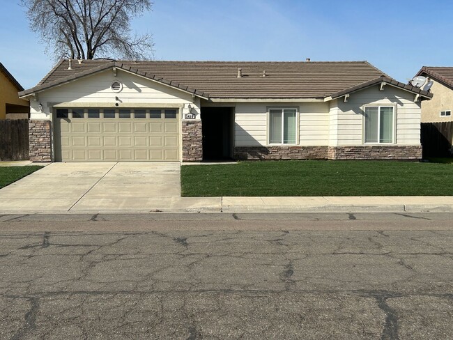 Primary Photo - 4 bedrooms with Solar in North Hanford