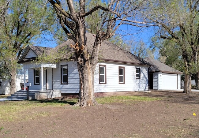 Building Photo - 300 W 5th St