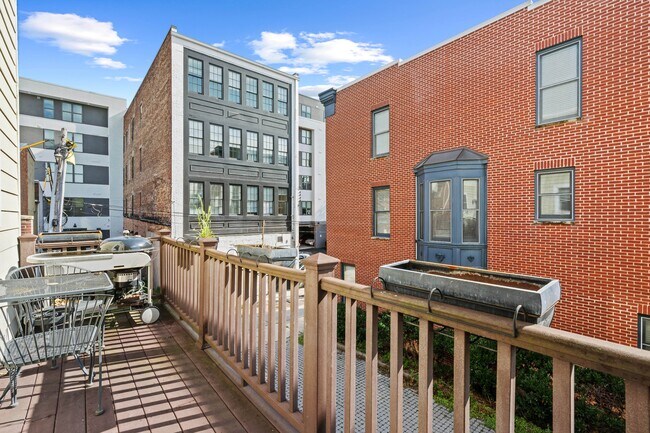 Building Photo - 219 S Fremont Ave