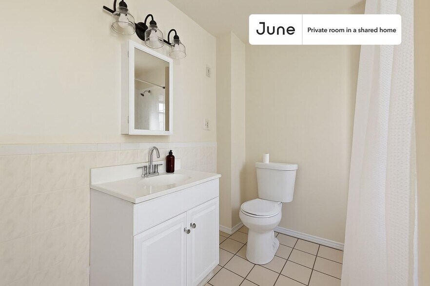 Building Photo - Room in Shared 4 bed/1 bath home