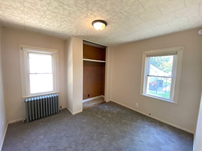 Building Photo - 2 Bedroom, 1 Bath Home  & Garage Available in Peoria IL!