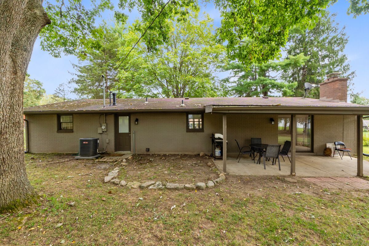 Building Photo - 3930 Beechwood Dr