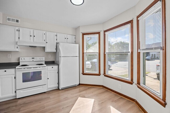 Building Photo - Charming 2 Bed, 2.5 Bath Townhouse for Rent in Virginia Beach!