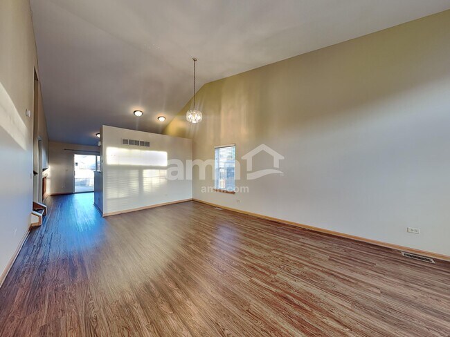 Building Photo - 1910 Prairie Ridge Dr