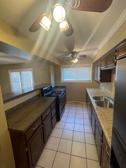 Building Photo - 6947 Highland Park Dr