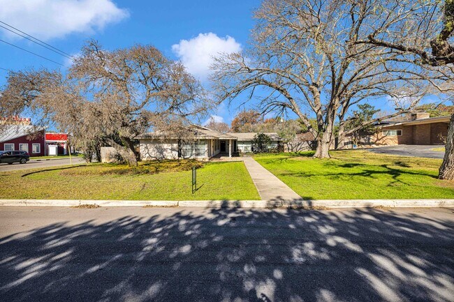 Building Photo - Oakhurst Duplex