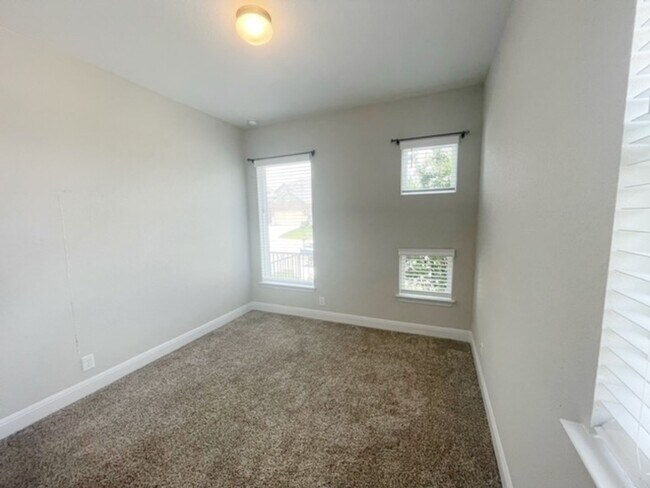 Building Photo - This stunning, 4BED/2BATH, well maintained...