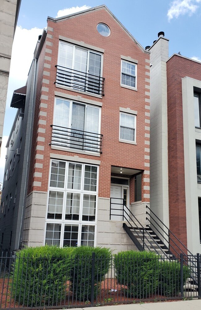 Primary Photo - 2554 W Walton St