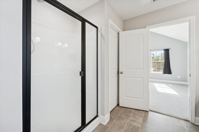 Building Photo - MOVE-IN READY! (Pet Friendly)