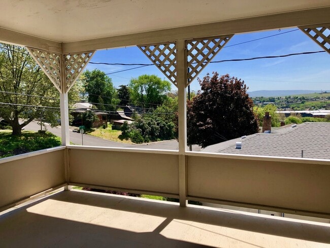 Building Photo - Charming North Hill Home with Beautiful Landscaping and Water Included!