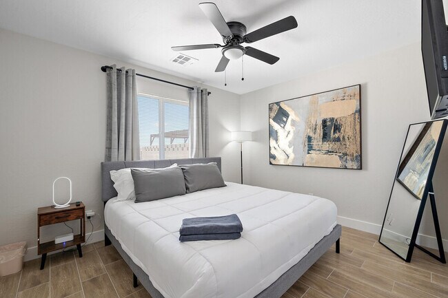 Building Photo - 1732 E Elwood St