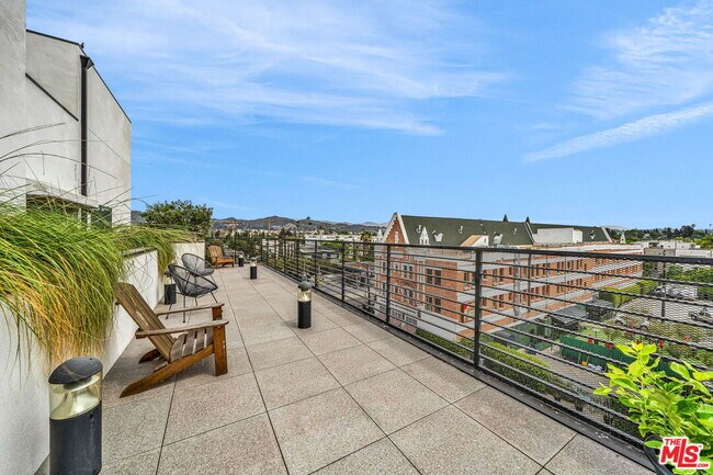 Building Photo - 667 N Wilton Pl