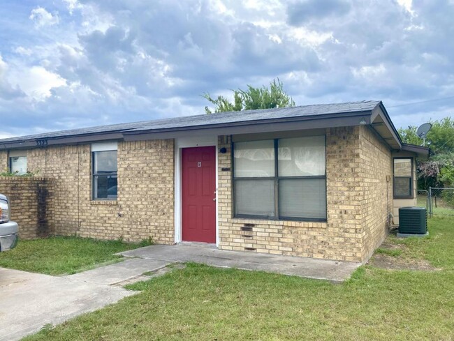 Primary Photo - 3323 Chisholm Trl #B