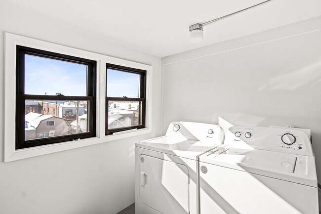 Building Photo - 1919 W Chicago Ave