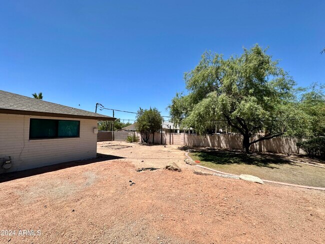 Building Photo - 5634 E Wilshire Dr