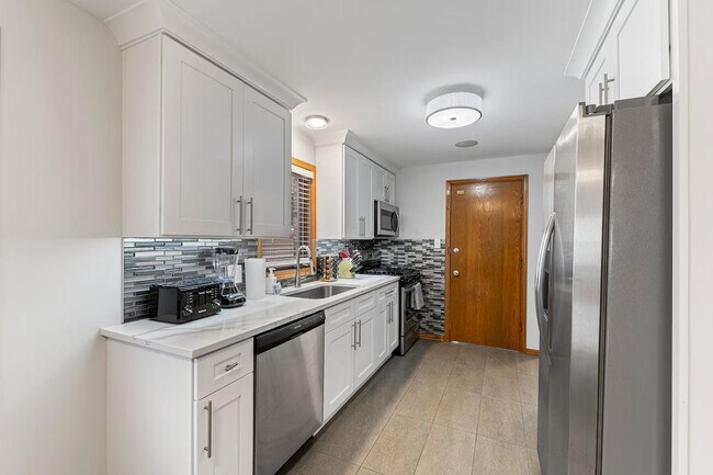 Building Photo - 2034 W Berteau Ave