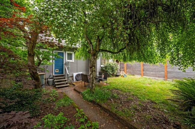Building Photo - Charming & Spacious 4-Square 3 BR/1.75 BA ...