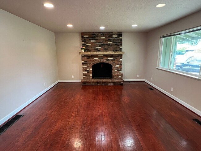 Building Photo - 4 Bedroom Milwaukie Home