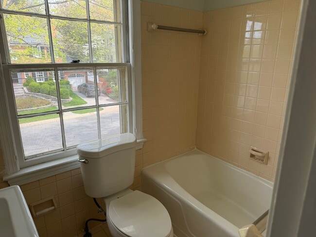 Building Photo - Lovely Home In Sought After Westmoreland Hills