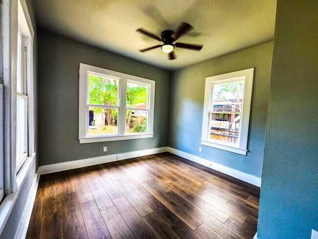 Building Photo - 126 Uvalde St