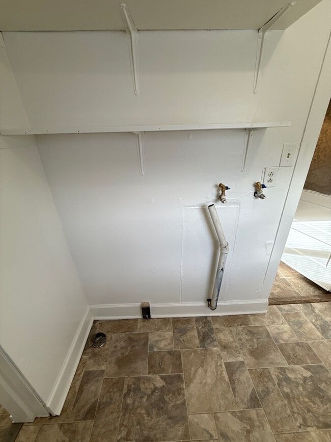 Building Photo - 1353 Commercial St SE