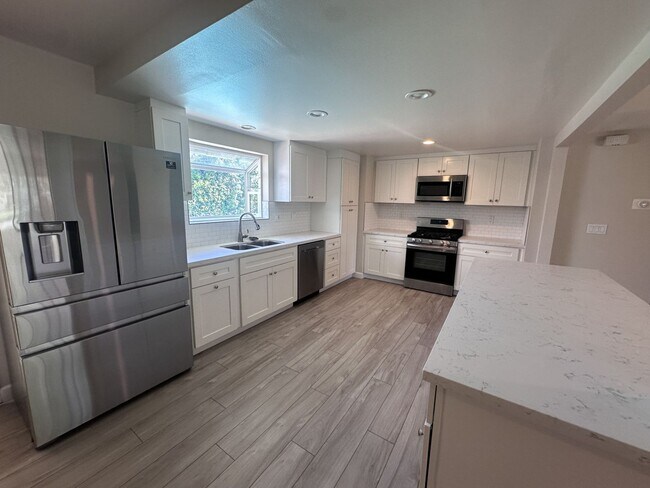 Building Photo - BACK ON MARKET - 3 bed 2 bath fully remode...