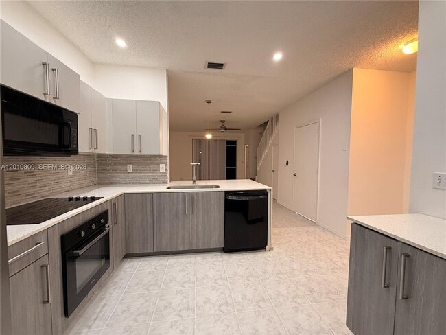 Building Photo - 2078 Madeira Dr