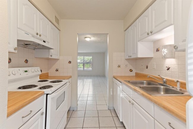 Building Photo - 1701 Upland Dr