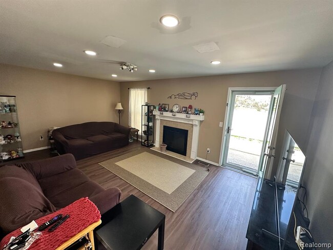 Building Photo - 41729 Broquet Dr