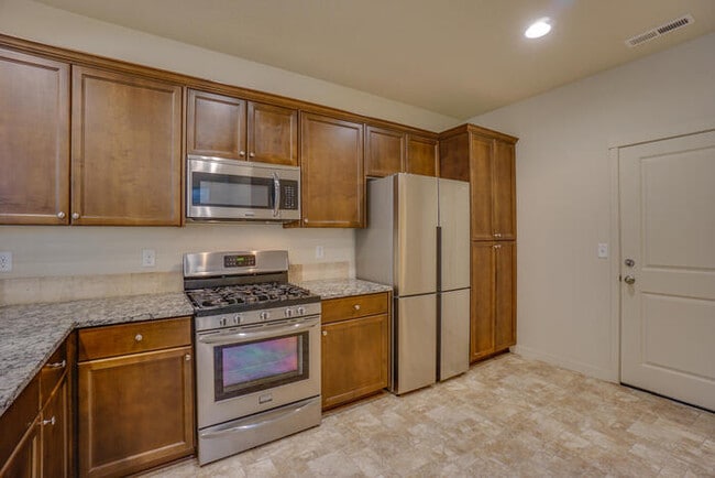 Building Photo - THREE BEDROOM HOUSE