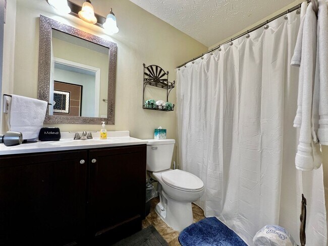 Building Photo - Great corporate furnished rental- close to everything.