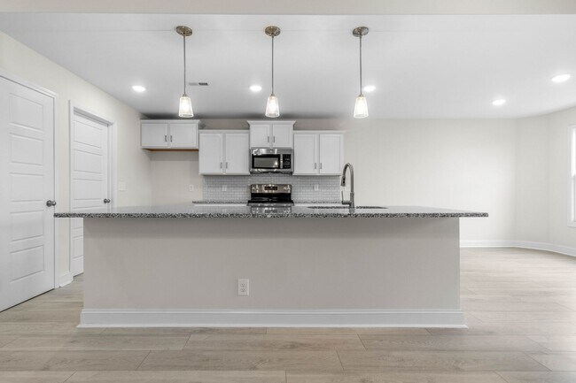 Building Photo - 3 Bedroom 3 Bath Home For Rent Near Post!