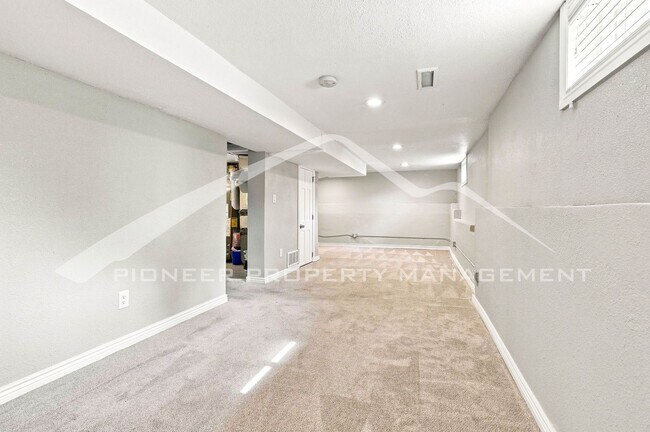 Building Photo - Charming Home with Central AC and Fenced Yard