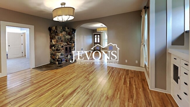 Building Photo - Charming 3-bedroom home with fenced backya...