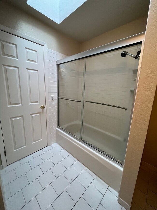 Building Photo - *Holiday Move In Special, $500 Off First Month's Rent! Large 4 bedroom/ 2.5 Bathroom Home for Ren...