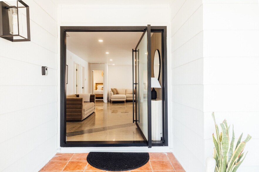 Building Photo - 4883 Hillside Dr