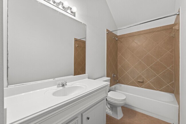 Building Photo - Spacious 3-Bedroom Home in Lakeshore with ...