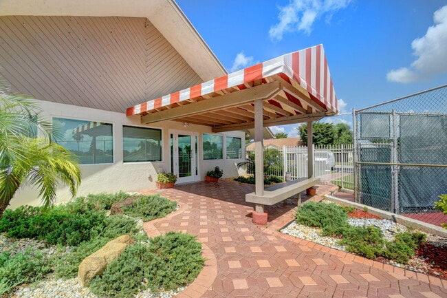 Building Photo - 235 SW 29th Ave