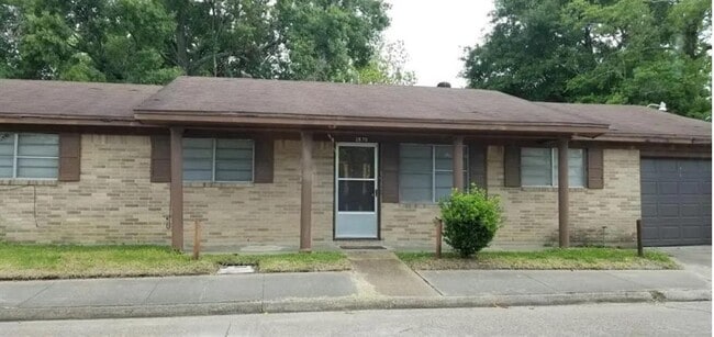 Primary Photo - 2870 Sarah St