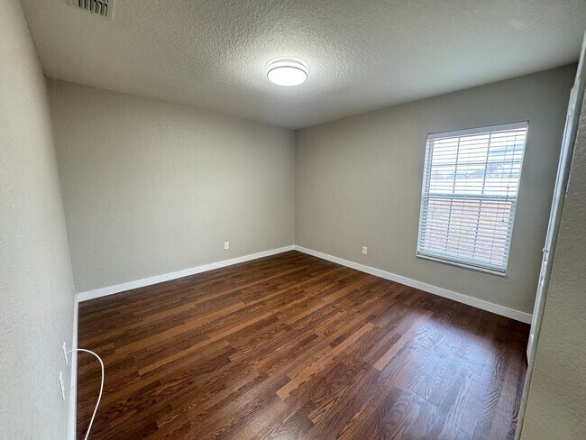 Building Photo - Spacious 4 Bedroom / 3 Bathroom Home in Davenport