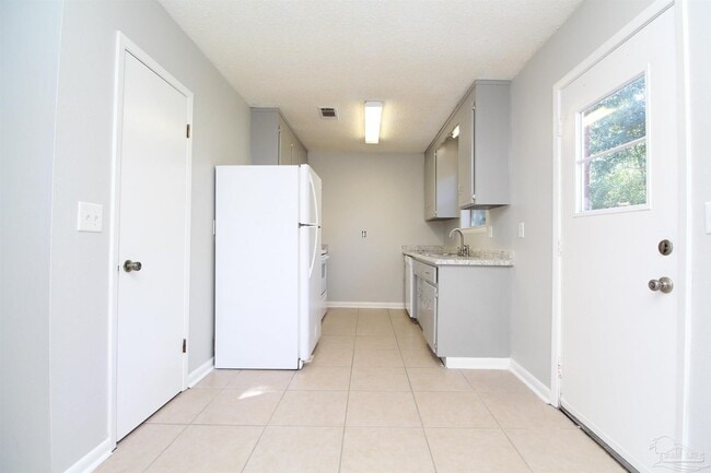 Building Photo - 7642 Sandy Creek Dr