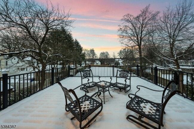 Building Photo - 472 High St