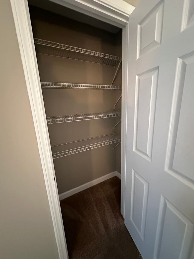 Building Photo - Eagle Landing - End Unit