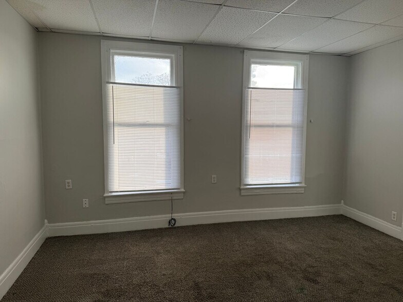 Building Photo - 912 N 10th St