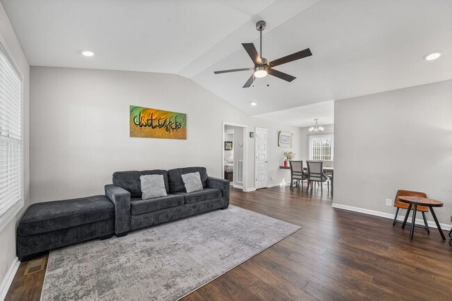 Building Photo - 3 Bedroom 2 Full Bath Home For Rent near Post!