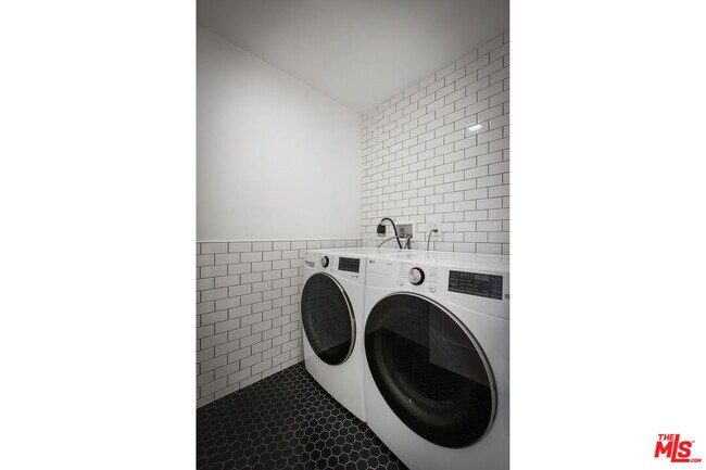 Building Photo - 2651 Vineyard Ave