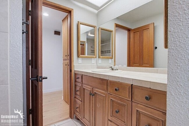 Building Photo - Spacious and Inviting 4Bdm 3Ba Home Nestled in the Scenic Hills of Fallbrook!