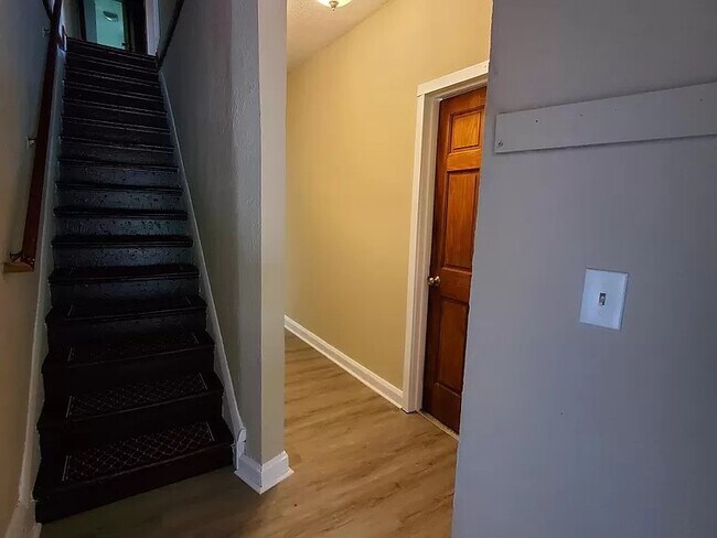 Building Photo - 576 Bay St