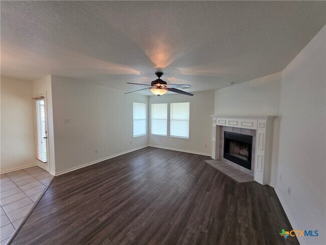 Building Photo - 2402 Mikulec Dr